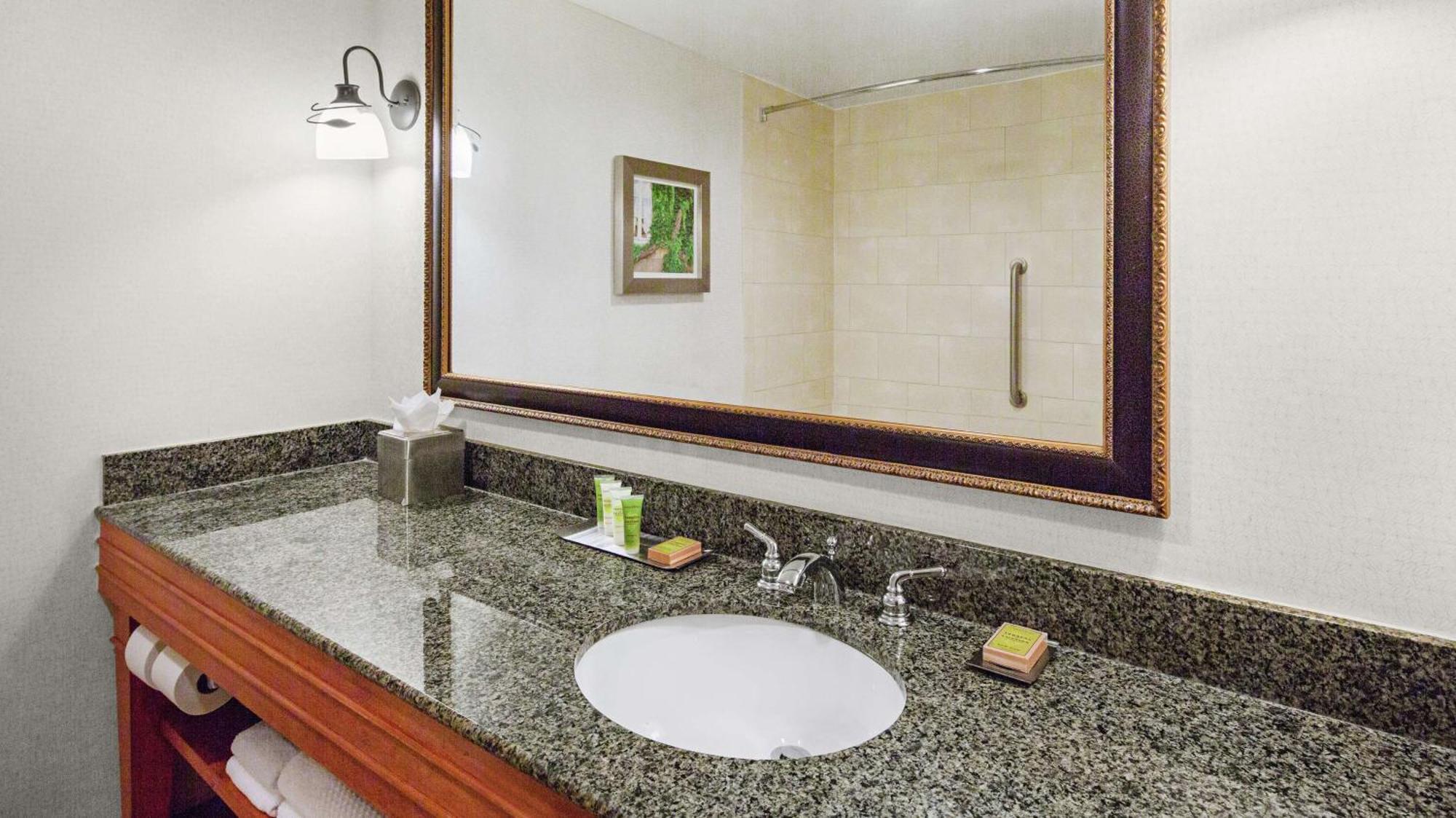 Doubletree By Hilton Raleigh Durham Airport At Research Triangle Park Hotel ภายนอก รูปภาพ